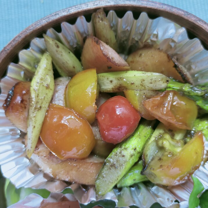 アスパラとミニトマトとウインナのカレーソテー